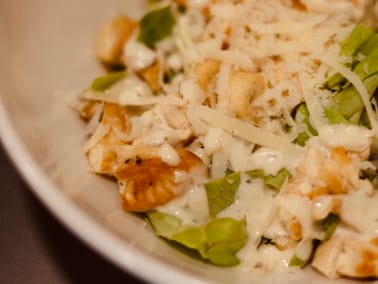 3. Leituga, noces, polo, parmesano, picatostes e salsa césar