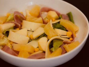 4. Leituga, piña, mazá, xamón, queixo e millo