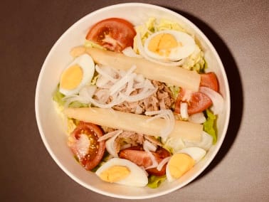 2. Leituga, tomate, cebola, espárragos, atún e ovo cocido