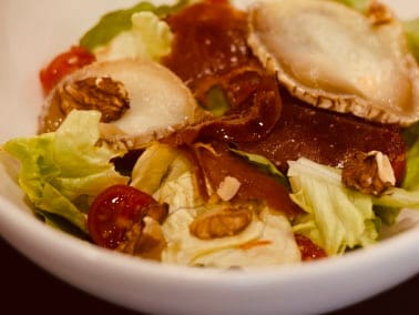 7. Leituga, tomate cherry, rulo de cabra, noces e tacos de xamón serrano