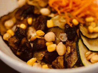 9. Pasta tricolora con millo, cenoria e verduras salteadas (cogumelos, calabacín e berenxena)
