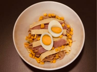 8. Pasta tricolora, xamón, queixo, atún, millo e ovo cocido