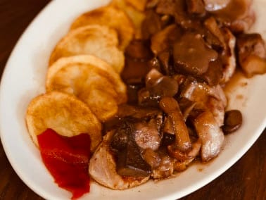 Solombo de porco á prancha con salsa de cogumelos